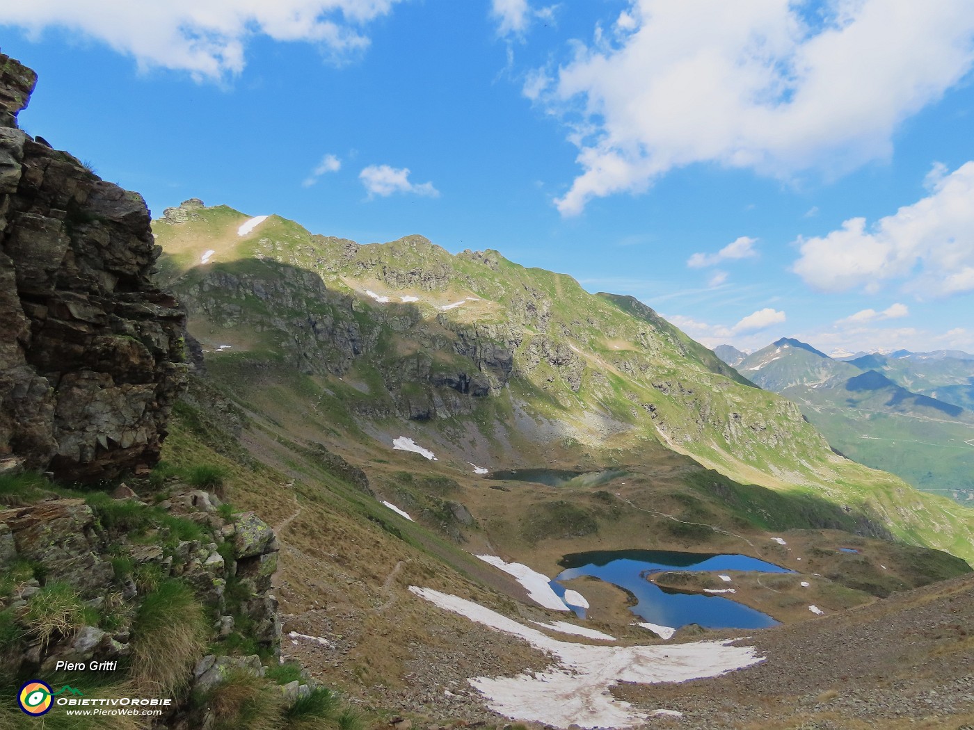 69 Dalla Bocchetta Triomen vista sui Laghi di Ponteranica.JPG